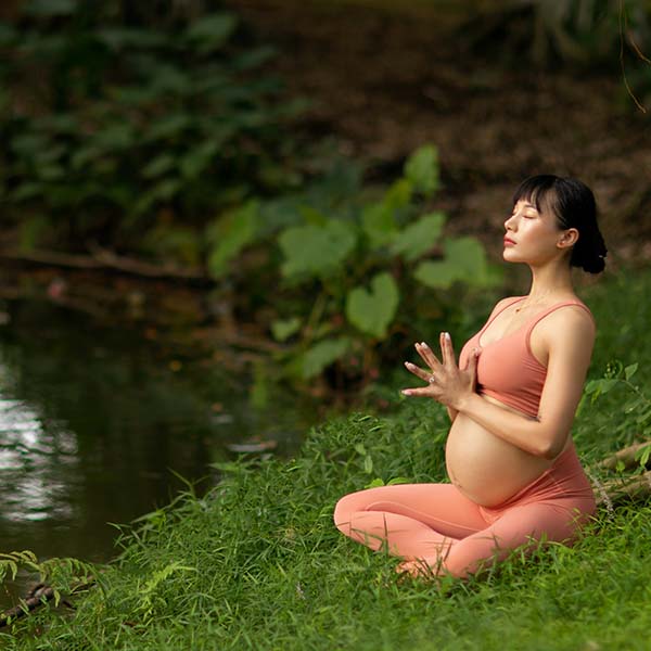 Femme enceinte méditation